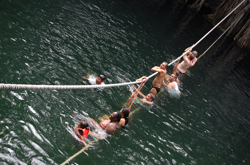 En el cenote Verde Lucero  091